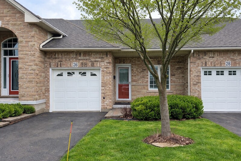 ATTATCHED BUNGALOW IN QUIET HAMILTON ADULT COMMUNITY!